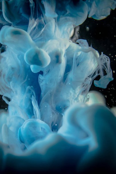 The blue dye in the water.  - Φωτογραφία, εικόνα