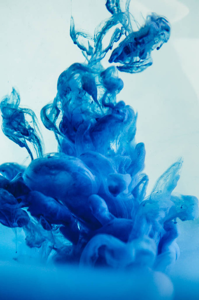 blue dye in water - Фото, изображение