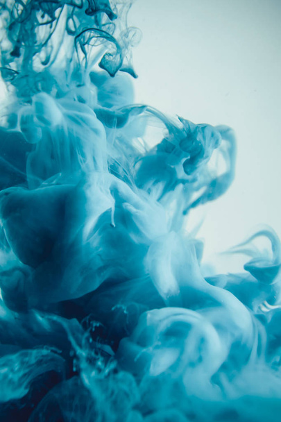 blue dye in water - 写真・画像