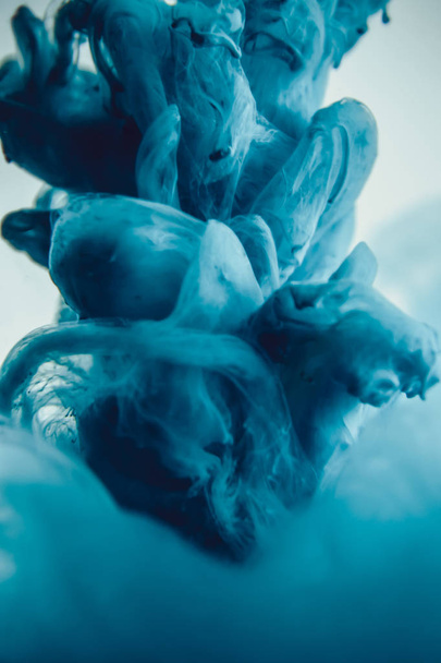 blue dye in water - 写真・画像
