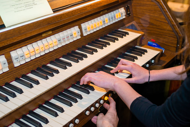 Руки женщины играют на церковном органе
 - Фото, изображение