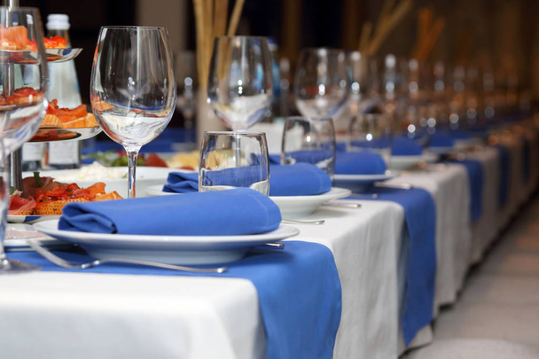 εξυπηρετώντας πίνακα Συμπόσιο σε ένα εστιατόριο σε στυλ μπλε και άσπρο - Φωτογραφία, εικόνα