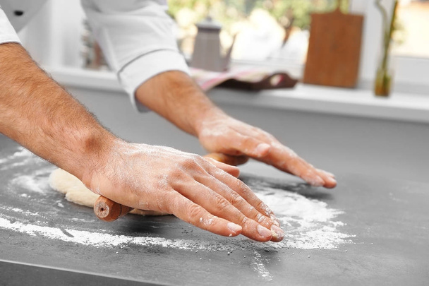 hands preparing dough for pizza - Foto, afbeelding