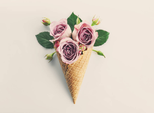 Waffle cone with bouquet - Φωτογραφία, εικόνα