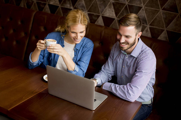 Couple with laptop in cafe - Fotoğraf, Görsel