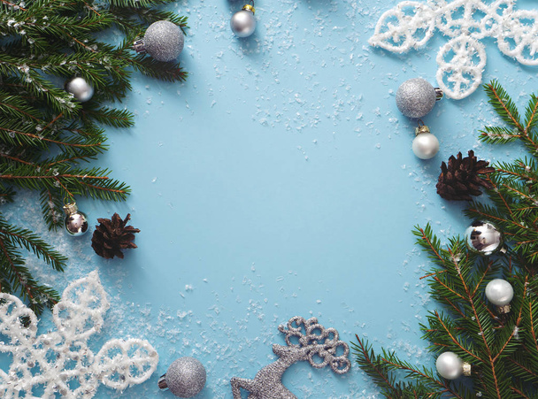 Köknar ağacı dalları ile Noel oyuncaklar   - Fotoğraf, Görsel