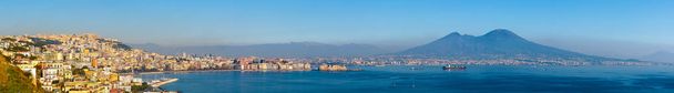 Näkymät Napoli ja Vesuvius aurinkoisena päivänä
 - Valokuva, kuva