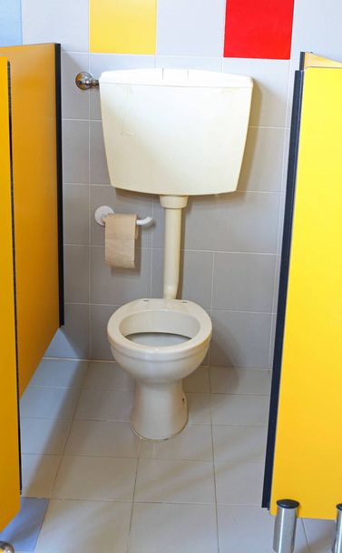 білий туалет з туалетним папером у дитячому саду у ванній кімнаті
 - Фото, зображення