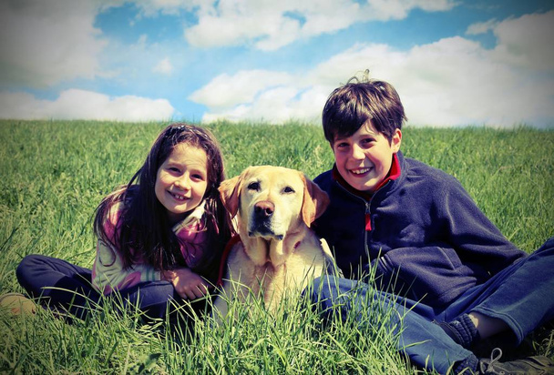 молоді брати зі своїм собакою-лабрадором
 - Фото, зображення