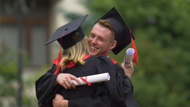 Boldog férfi és női Egyetem meg mosolyogva tisztelettel és szeretettel átölelve - Felvétel, videó
