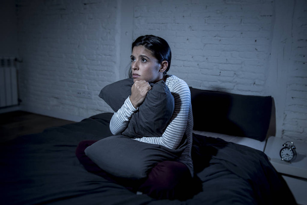 İspanyol kadına acı uykusuzluk uyumaya çalışıyor geceleri yatakta yatan ev yatak odası - Fotoğraf, Görsel