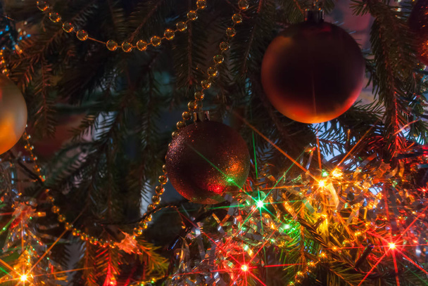 Christmas tree branch with Christmas ballsand tinsel garlands - Valokuva, kuva