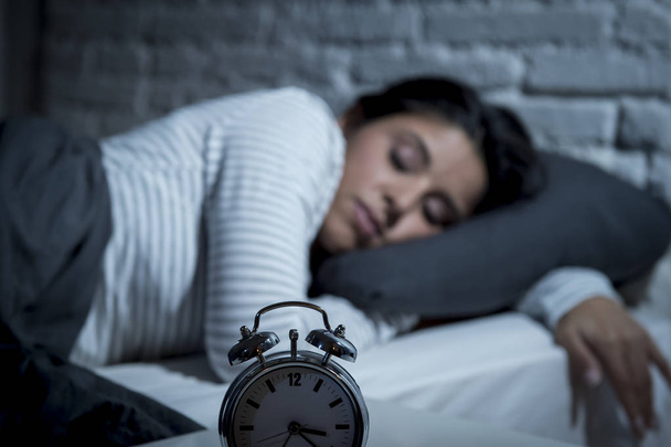 Ισπανόφωνος γυναίκα στο σπίτι υπνοδωμάτιο ξαπλωμένη στο κρεβάτι αργά τη νύχτα, προσπαθούν να κοιμηθούν υποφέρουν αϋπνία - Φωτογραφία, εικόνα