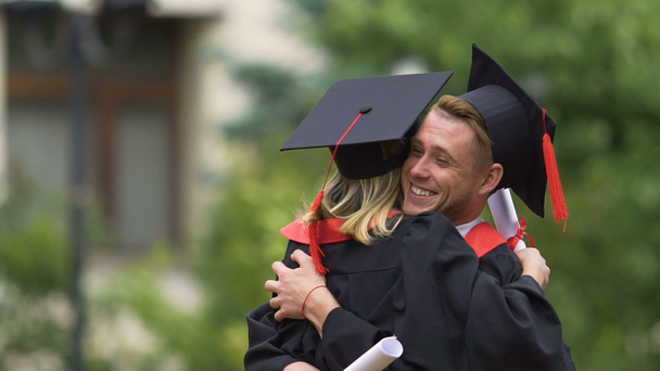 Gelukkig studenten uitwisselen Gefeliciteerd, knuffelen hartelijk, graduatie ceremonie - Video