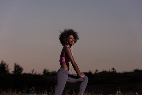 μαύρη γυναίκα που κάνει το τέντωμα άσκηση χαλάρωσης και ζεσταθεί - Φωτογραφία, εικόνα