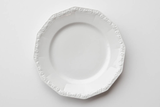 beyaz arkaplanda izole edilmiş güzel boş tabak - Fotoğraf, Görsel