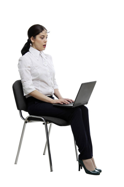 Felice giovane donna bruna utilizzando computer portatile isolato su sfondo bianco
 - Foto, immagini