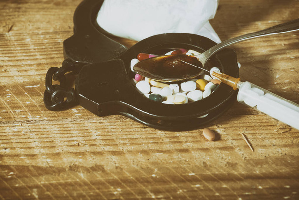 薬物注射器と調理されたヘロイン - 写真・画像