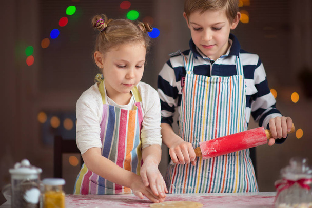 Happy  little children preparing Christmas cookies  - Foto, afbeelding