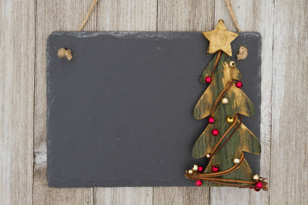 Eski moda Noel kara tahta arka plan asılı - Fotoğraf, Görsel