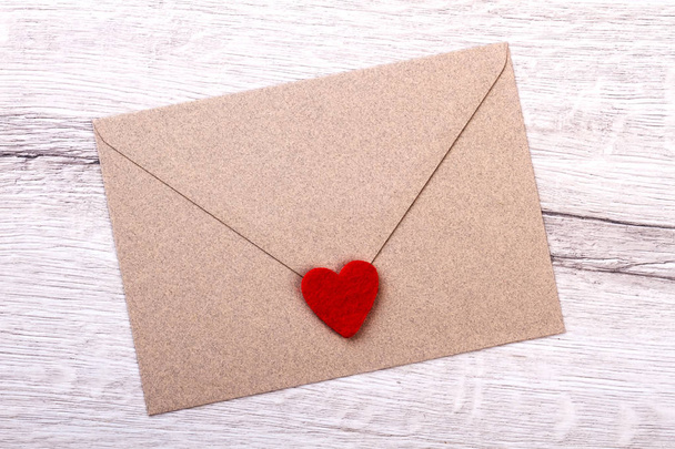 Fabric heart on envelope. - Foto, Bild
