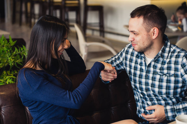 Man kissing his girlfriends hand before dinner - Fotografie, Obrázek