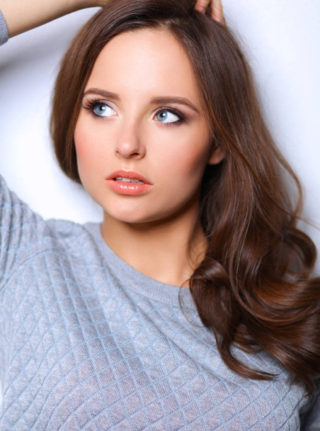 Portrait of an attractive fashionable young brunette woman - Foto, Imagem
