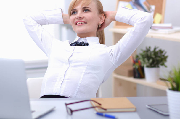 Business woman relaxing with  hands behind her head and sitting on a chair - Foto, Imagem