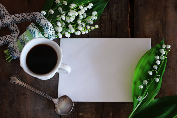 csokor, a gyöngyvirág és a reggeli kávé - Fotó, kép