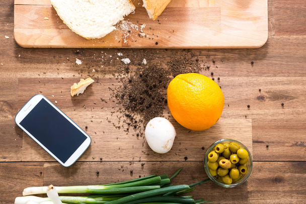 Органическая кухня со смартфоном - Фото, изображение