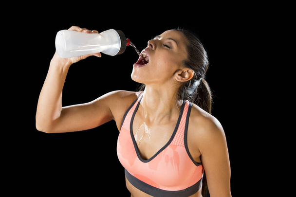  красивая и пригодная латинский спорт женщина питьевой воды устал во время тренировки
 - Фото, изображение
