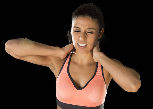 fitness hiszpanin Kobieta dotyka i chwytając jej szyi i górnej części pleców cierpienia bólu szyjki macicy  - Zdjęcie, obraz