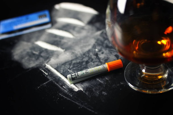 διακοπές τραπέζι με γυαλί αλκοόλ μπράντυ κόμμα ναρκωτικών - Φωτογραφία, εικόνα