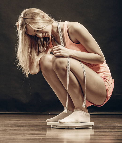 gimnasia mujer en la escala de peso
 - Foto, imagen