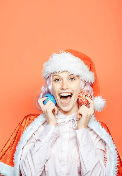 Excited girl with Christmas baubles - Φωτογραφία, εικόνα