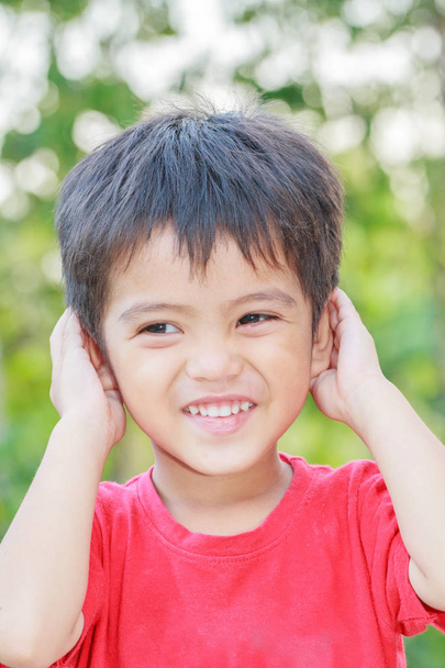 портрет усміхненого хлопчика
 - Фото, зображення