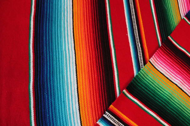 poncho fond Mexique mexicain cinco de mayo tapis fiesta fond avec des rayures stock, photo, photographie, image, image
, - Photo, image