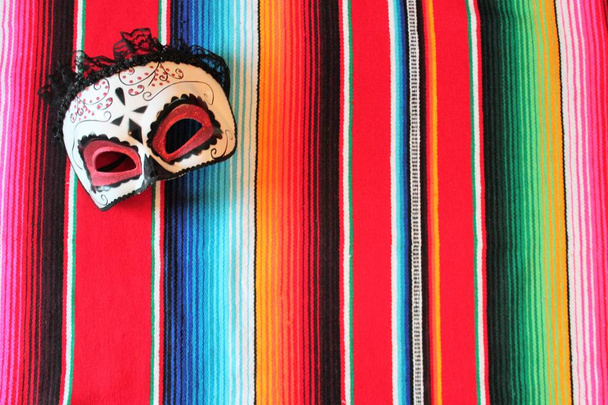 Ponczo tło Mexico meksykańskie tradycyjnych cinco de mayo dywan fiesta tło z paskami  - Zdjęcie, obraz