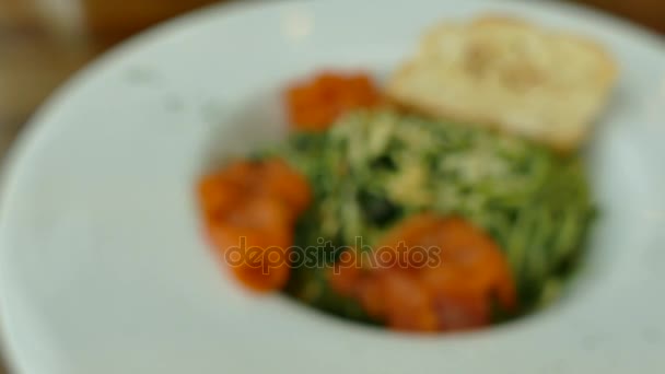 Pesto spaghetti au saumon en assiette blanche
 - Séquence, vidéo