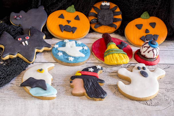 Heerlijke halloween koekjes op houten achtergrond - Foto, afbeelding