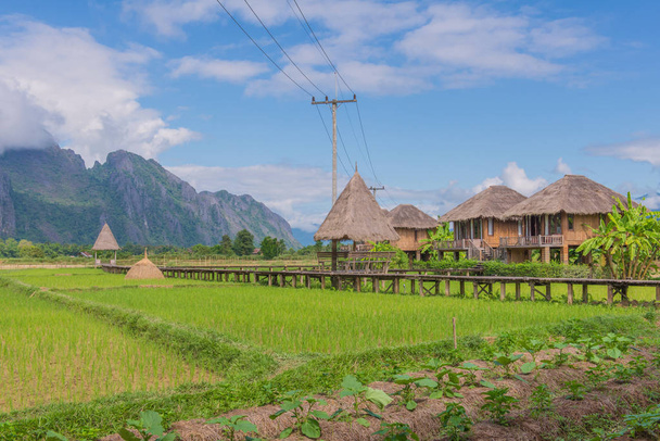 Ferienhaus oder Hütte mit Berg in Vang Veng, Laos - Foto, Bild