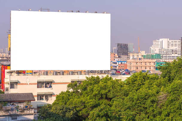 gran valla publicitaria en blanco en la carretera con vista a la ciudad fondo
 - Foto, Imagen