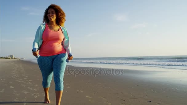  жіноча прогулянка вздовж пляжу з вагами
 - Кадри, відео