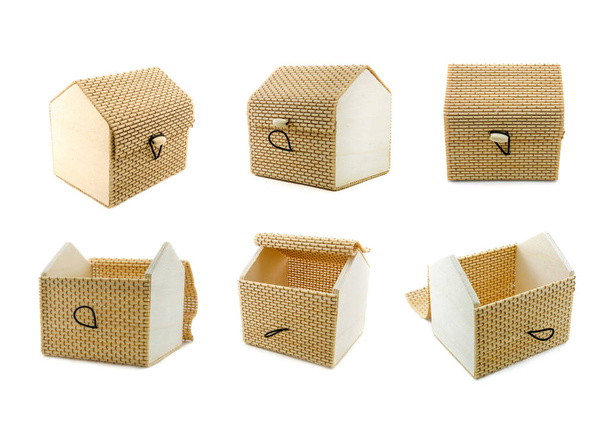 Caja abierta de madera aislada sobre fondo blanco
 - Foto, imagen