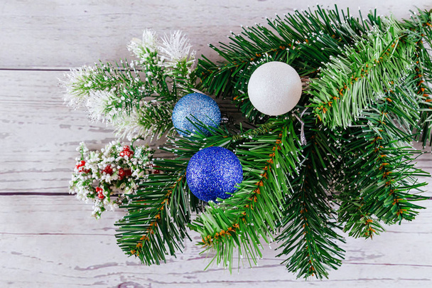 Fondo de Navidad o Año Nuevo: árbol de piel, ramas, bolas de vidrio de colores y juguetes, regalos, decoración en un blanco
 - Foto, imagen