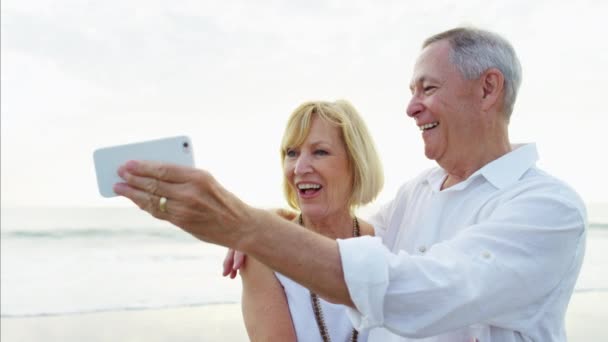  senioren nemen selfie op mobiel - Video