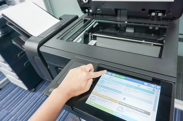 Zakenvrouw met printer touchscreen voor het scannen - Foto, afbeelding