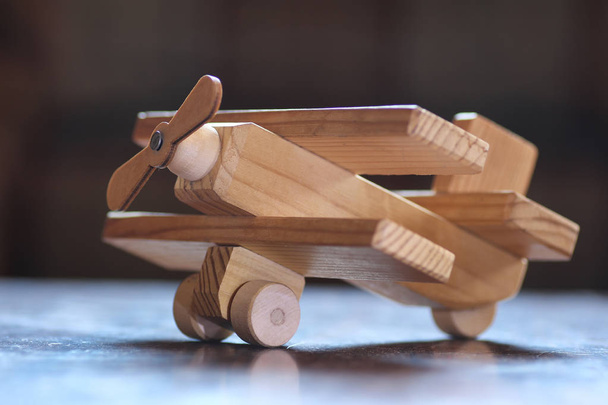 avion jouet en bois sur la table
 - Photo, image