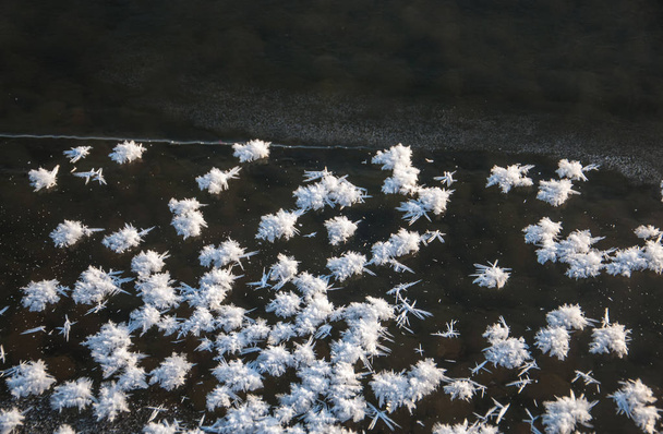 Téli peyzazh. Tekstura, háttér, minta. fagyasztott jégkristályok a jégen. Fagyott víz. Szilárd test, amelyek határozott rendezett - Fotó, kép