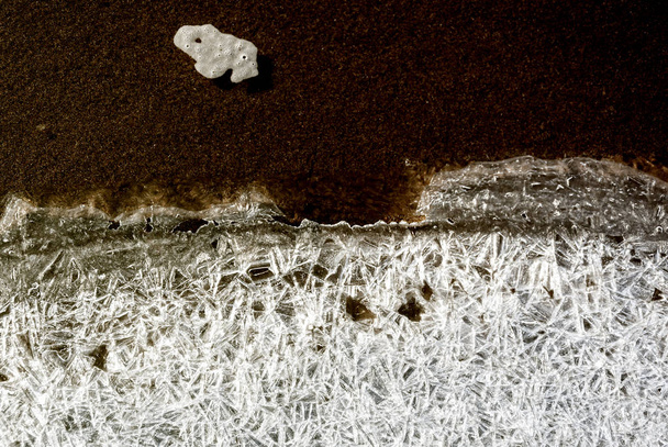 Winter peyzazh. Tekstura, achtergrond, patroon. bevroren ijskristallen op het ijs. Bevroren water. Stevige behuizing met een duidelijke ordelijke structuur - Foto, afbeelding